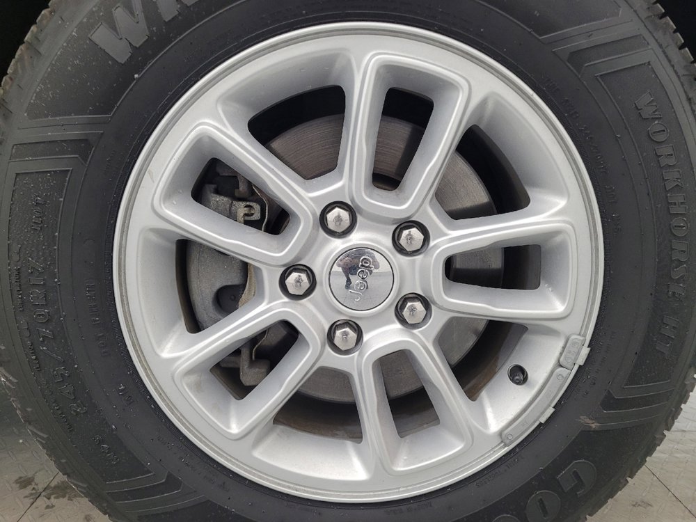 Used 2019 Jeep Grand Cherokee Laredo AWD/4WD image 31