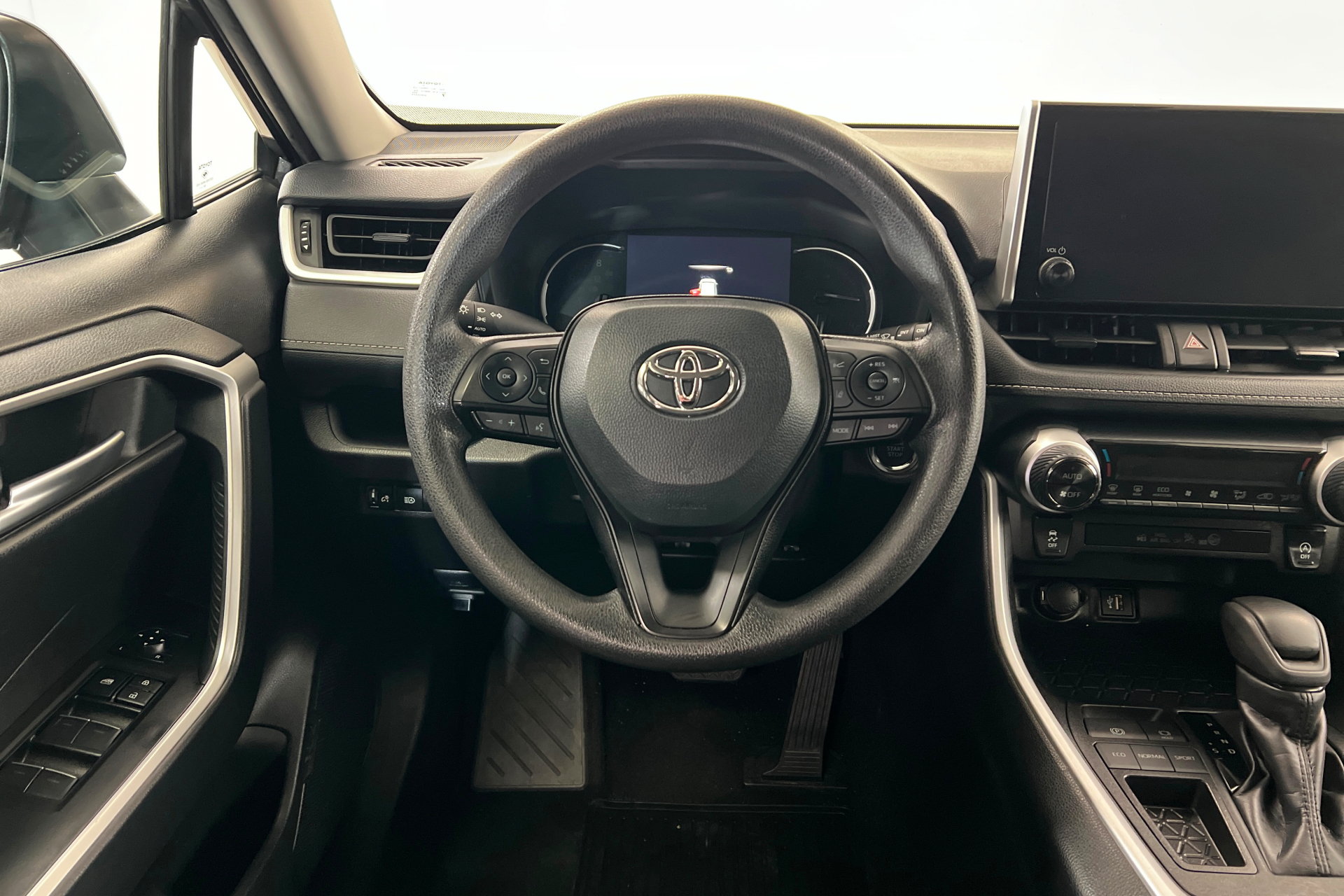 Used 2025 Toyota RAV4 XLE FWD image 13