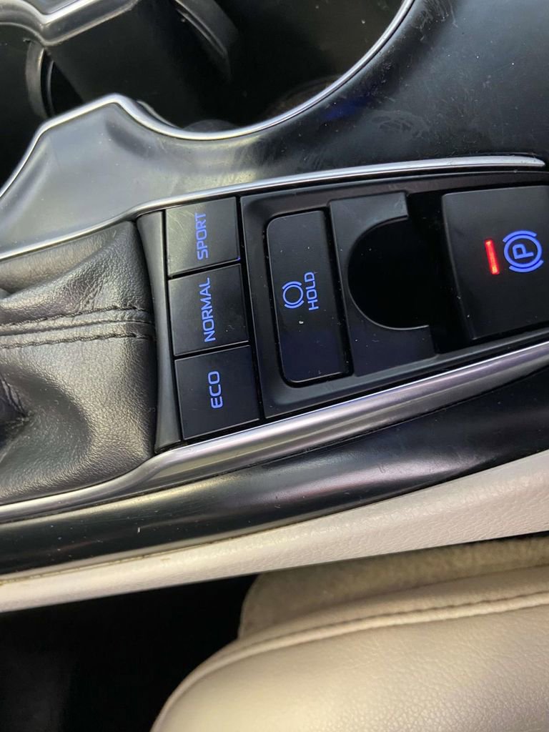 Used 2018 Toyota Camry XLE FWD image 22