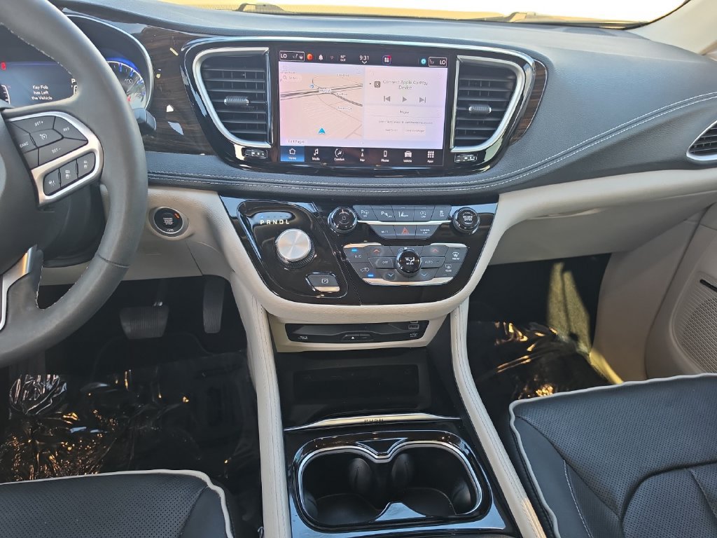 Used 2023 Chrysler Pacifica Limited w/ Uconnect Theater Family Group FWD image 12