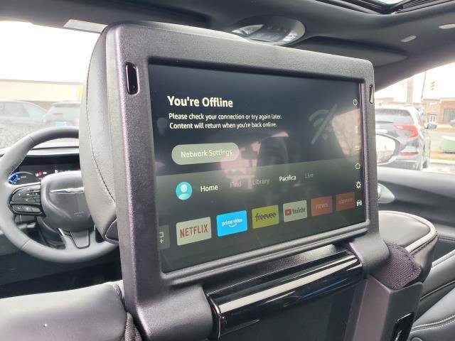 Used 2024 Chrysler Pacifica Premium image 30