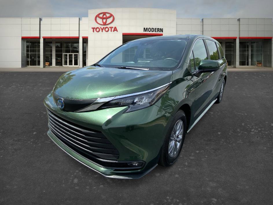 Certified 2025 Toyota Sienna XLE FWD image 1