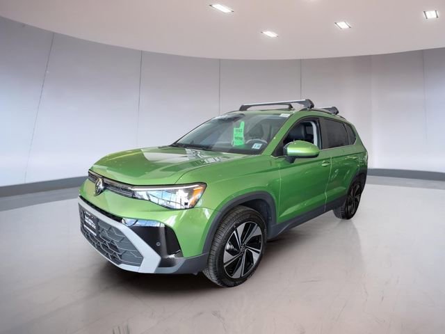 Used 2025 Volkswagen Taos SE w/ Panoramic Sunroof Package image 3