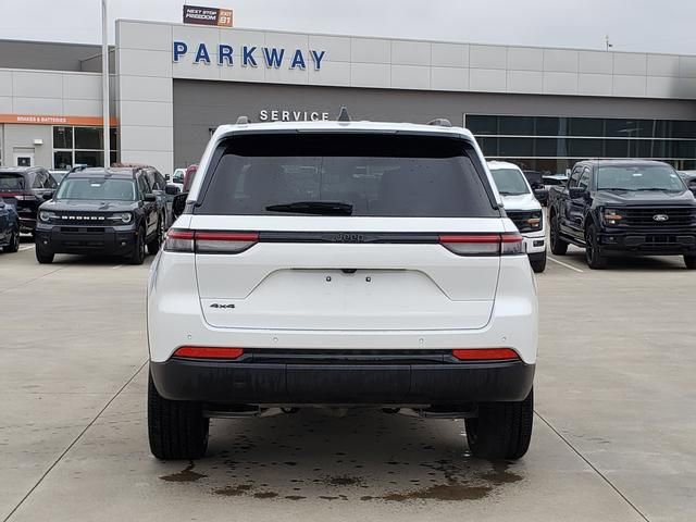 Used 2024 Jeep Grand Cherokee Altitude image 7