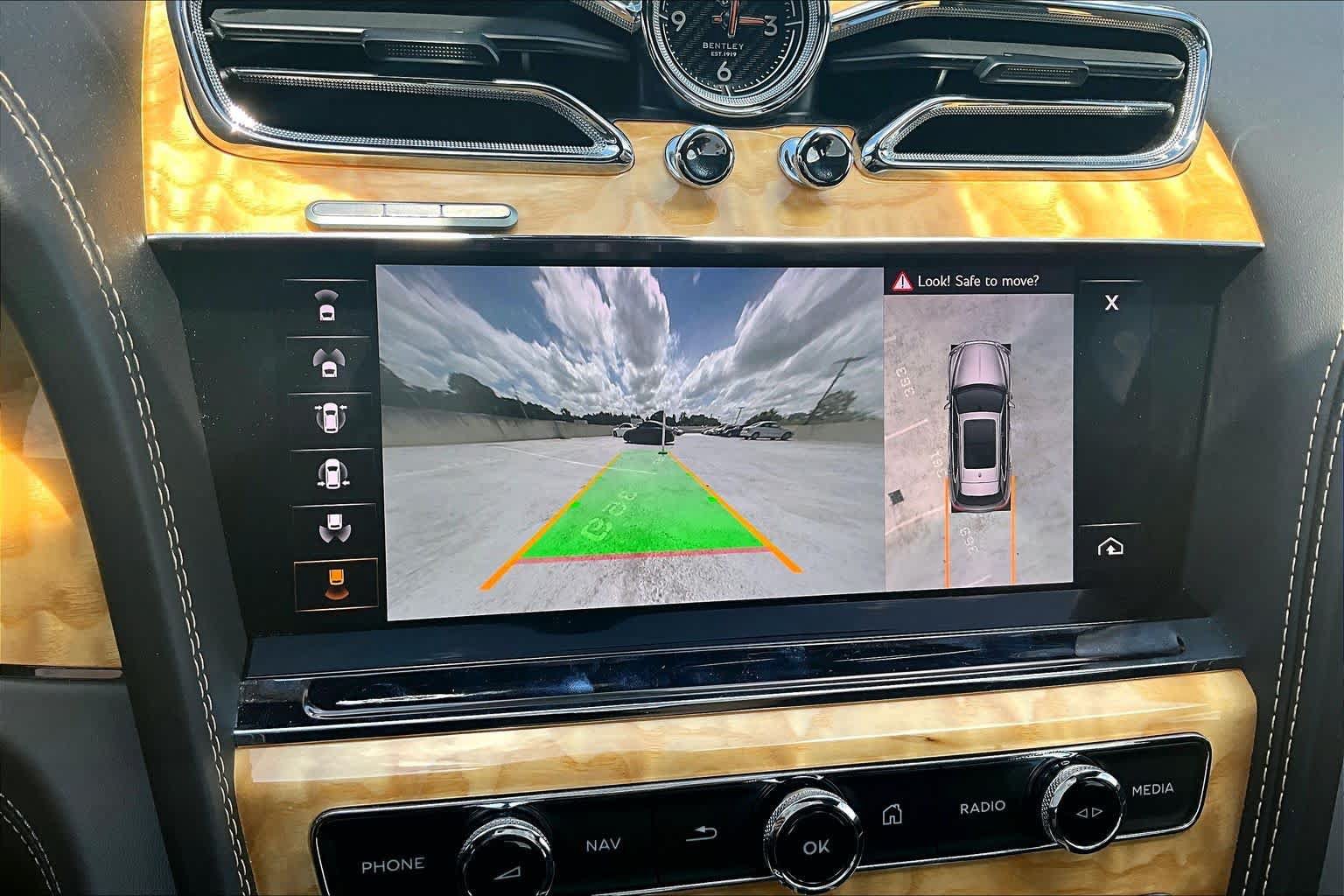 Used 2022 Bentley Bentayga AWD/4WD image 26