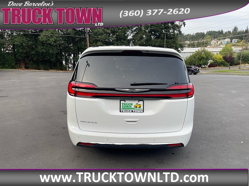 Used 2025 Chrysler Pacifica Select FWD image 4