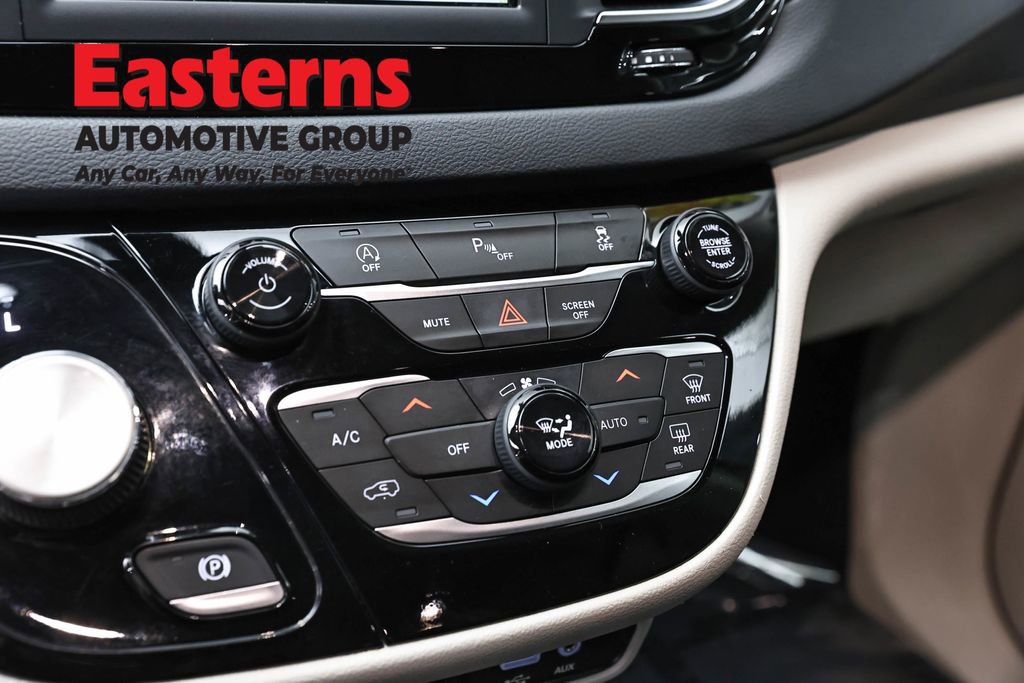 Used 2020 Chrysler Pacifica Touring-L FWD image 20