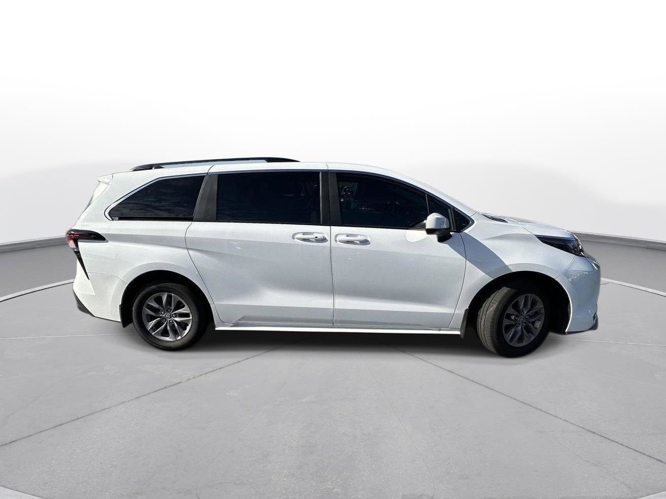 Used 2025 Toyota Sienna LE w/ LE Plus Package image 5