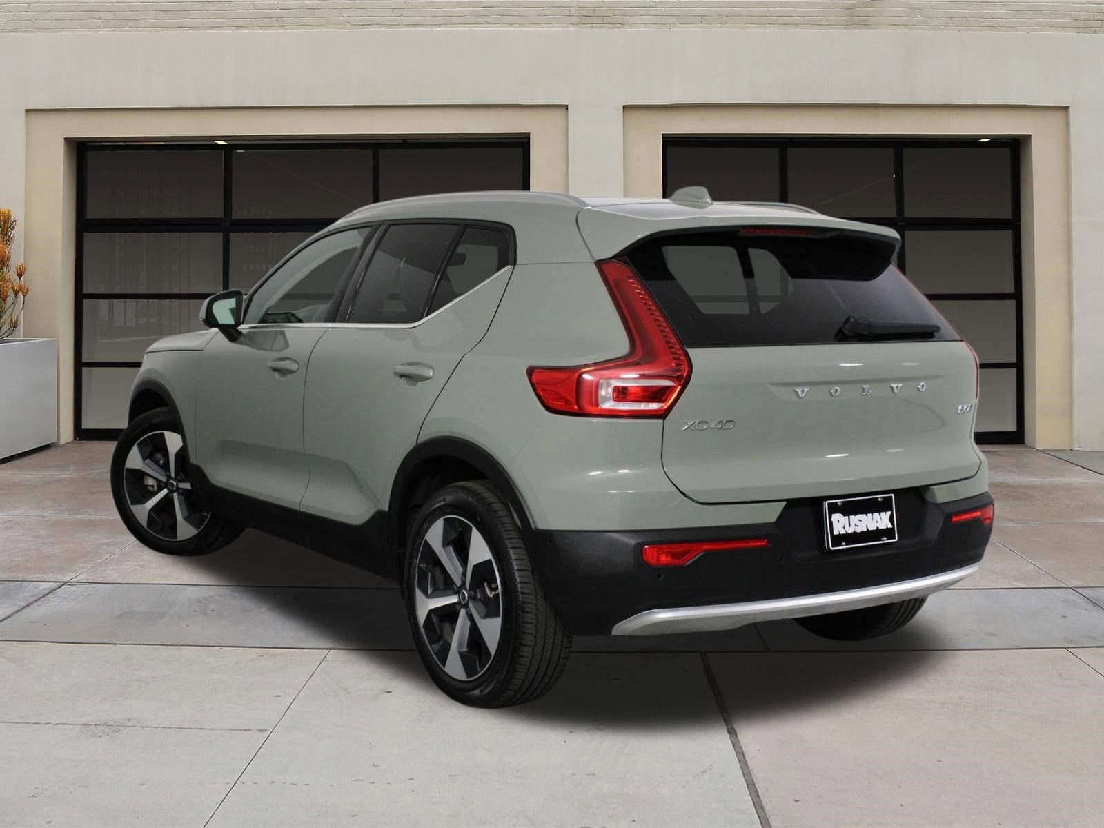 Certified 2025 Volvo XC40 B5 Plus image 2