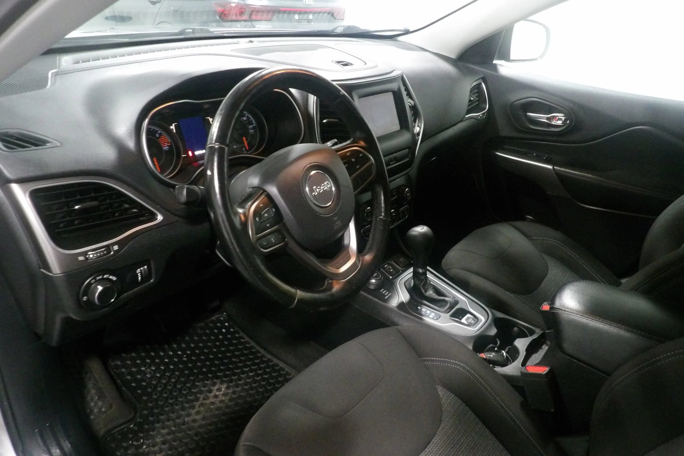 Used 2020 Jeep Cherokee Latitude w/ Cold Weather Group AWD/4WD image 8