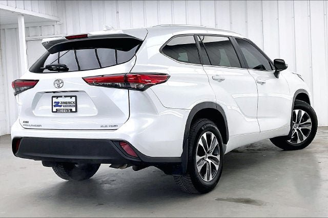 Used 2023 Toyota Highlander XLE AWD/4WD image 12