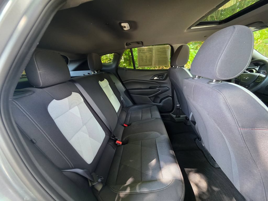 Used 2025 Chevrolet Trax RS w/ Sunroof Package FWD image 8