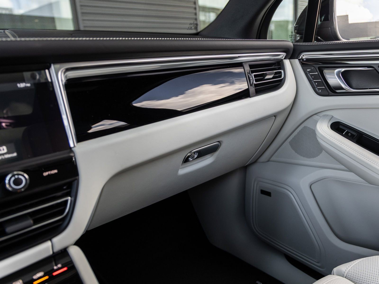 New 2026 Porsche Macan Turbo image 32