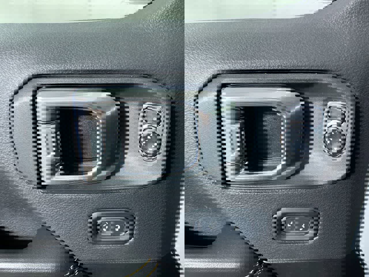 Used 2024 Jeep Wrangler Sahara image 19