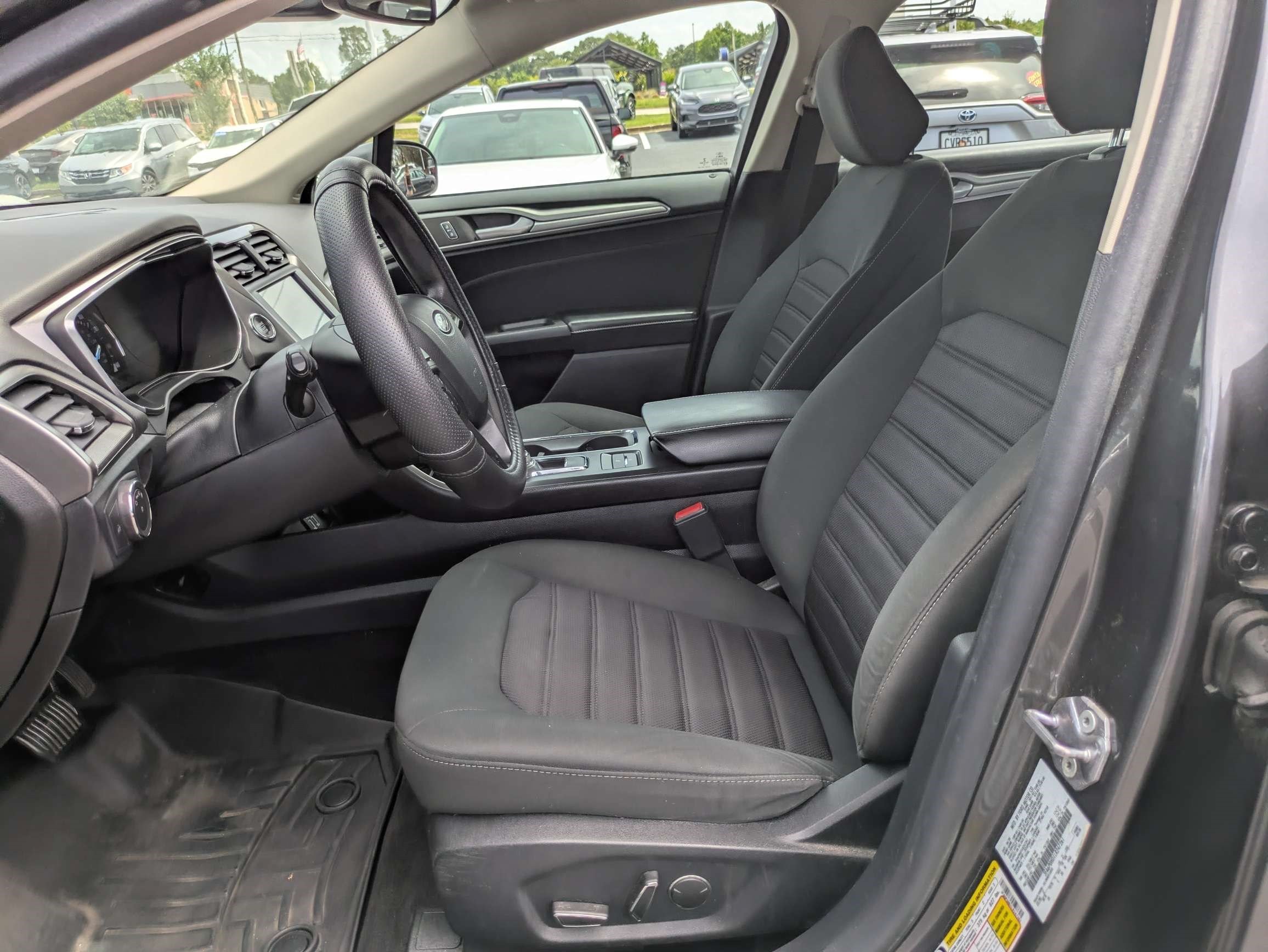 Used 2020 Ford Fusion SE FWD image 26