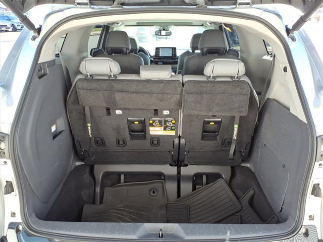 Used 2022 Toyota Sienna Limited image 22