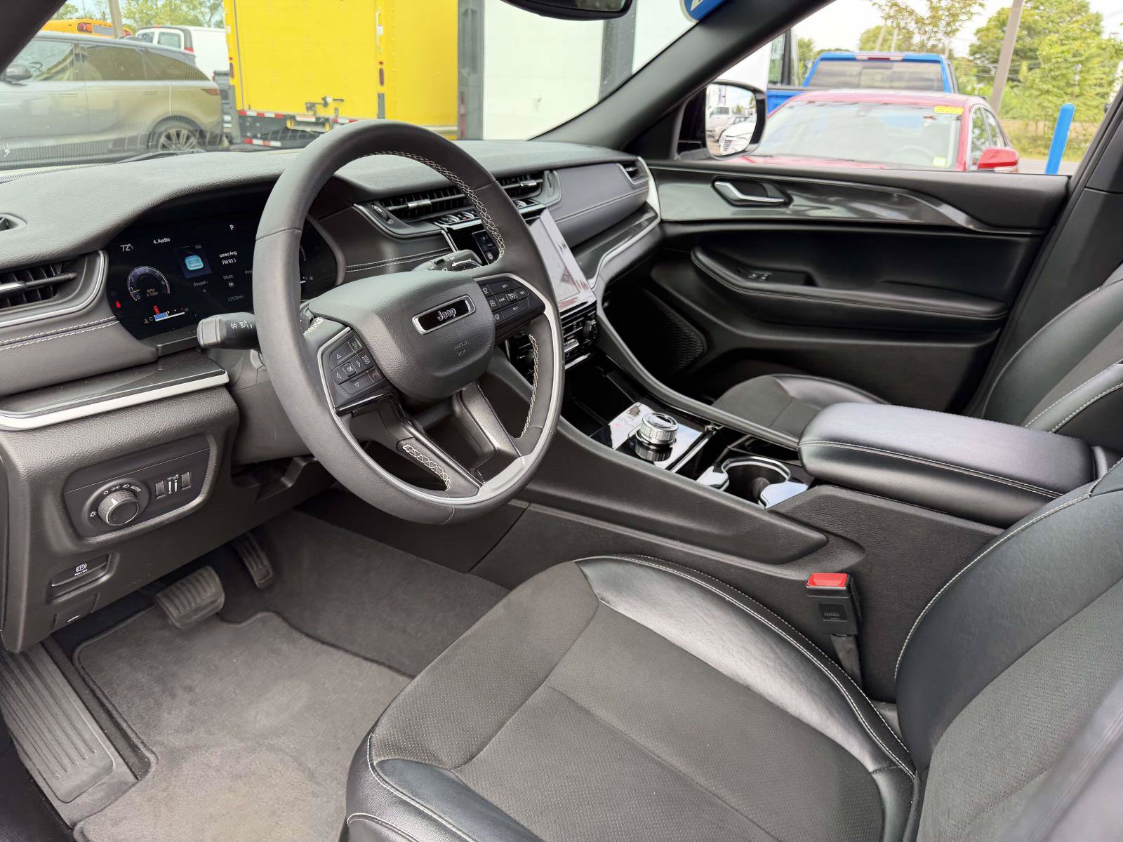 Used 2023 Jeep Grand Cherokee Altitude AWD/4WD image 12