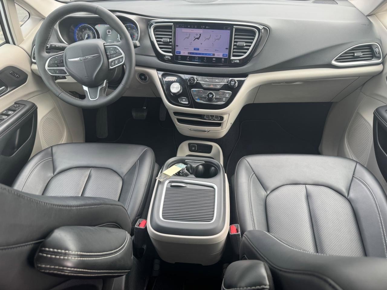 Used 2024 Chrysler Pacifica Touring-L image 12