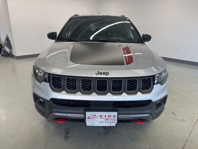 Used 2025 Jeep Compass Trailhawk AWD/4WD image 3
