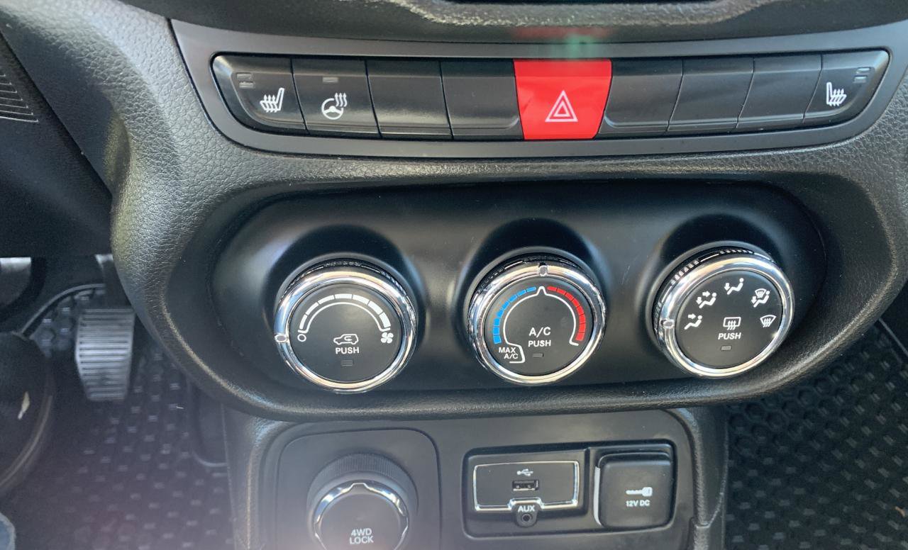 Used 2017 Jeep Renegade Altitude AWD/4WD image 21