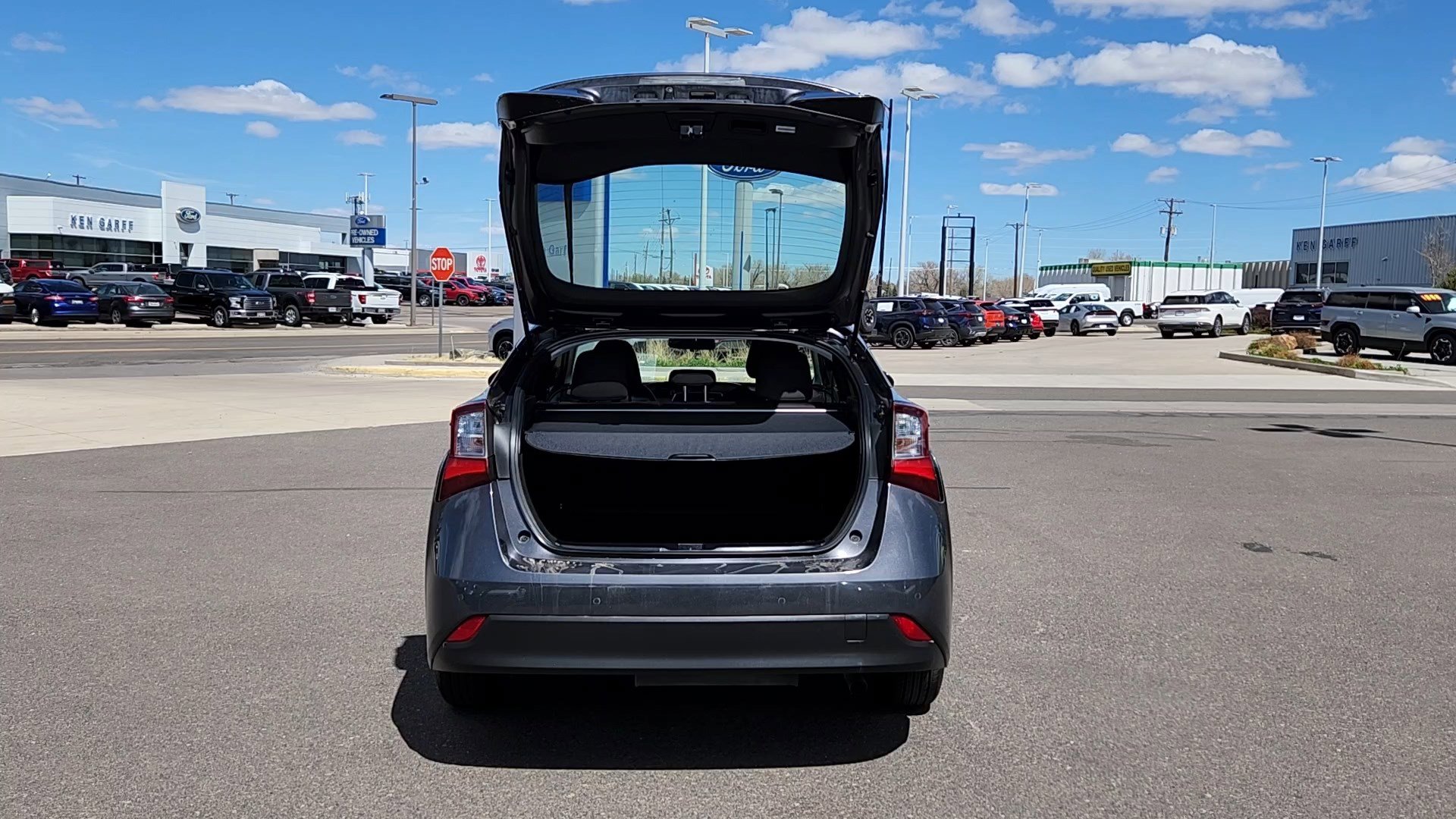 Used 2020 Toyota Prius LE AWD/4WD image 17