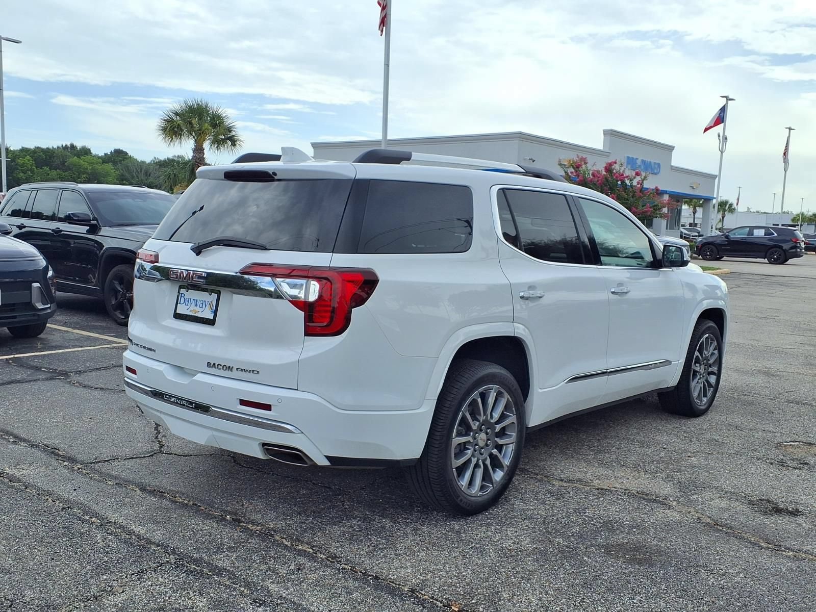 Used 2023 GMC Acadia Denali AWD/4WD image 2