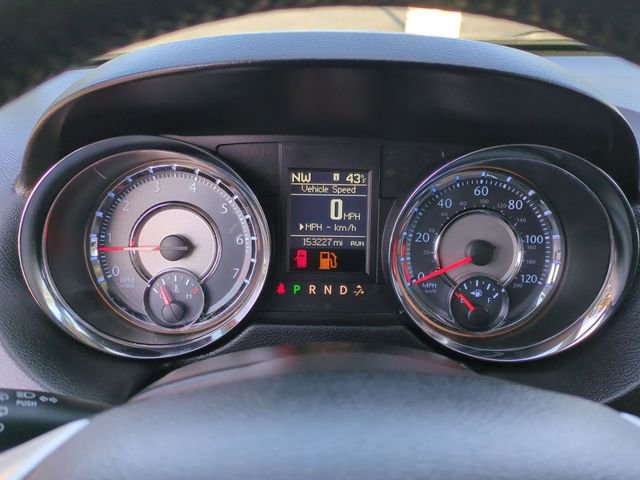 Used 2014 Chrysler Town & Country Touring-L w/ Driver Convenience Group image 12