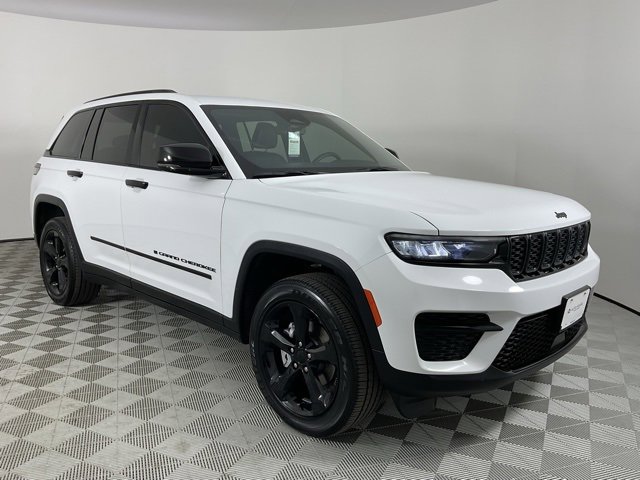 Used 2024 Jeep Grand Cherokee Altitude image 3