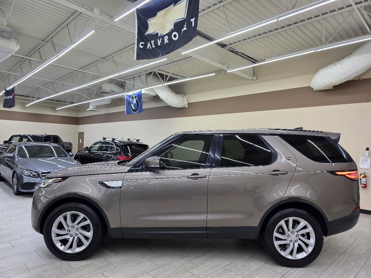Used 2017 Land Rover Discovery HSE AWD/4WD image 9