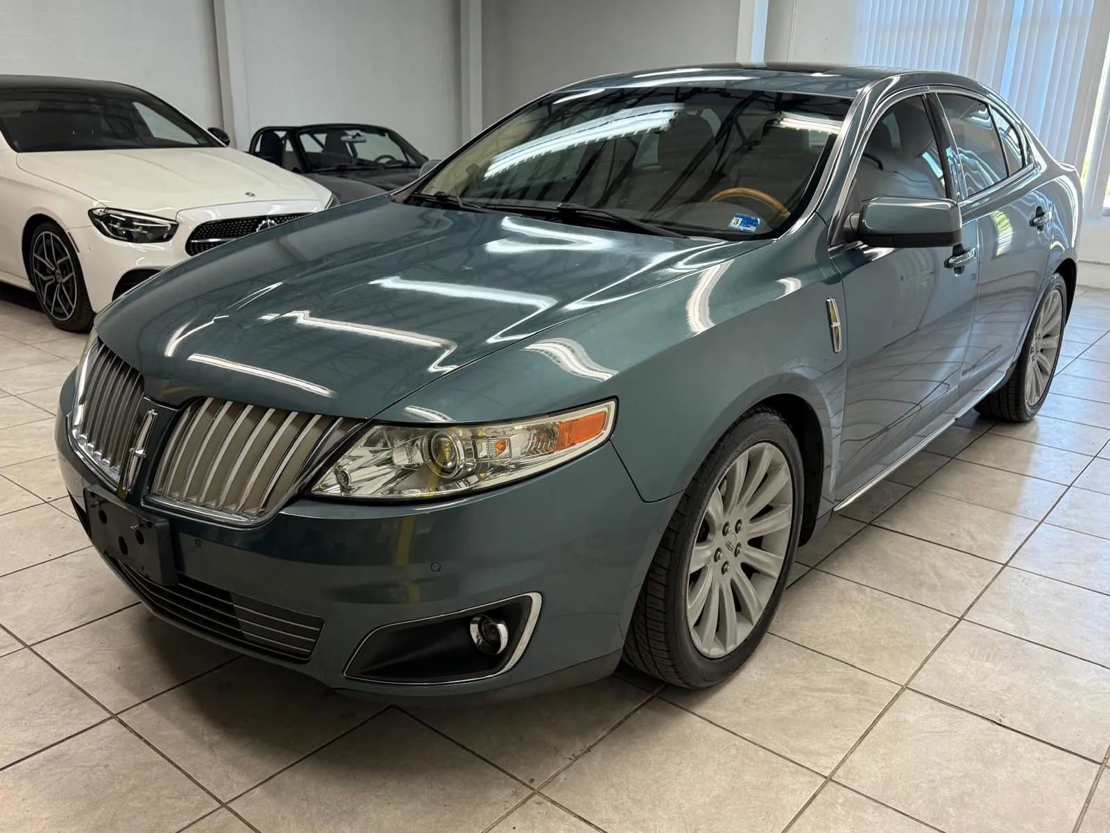 Used 2010 Lincoln MKS image 3