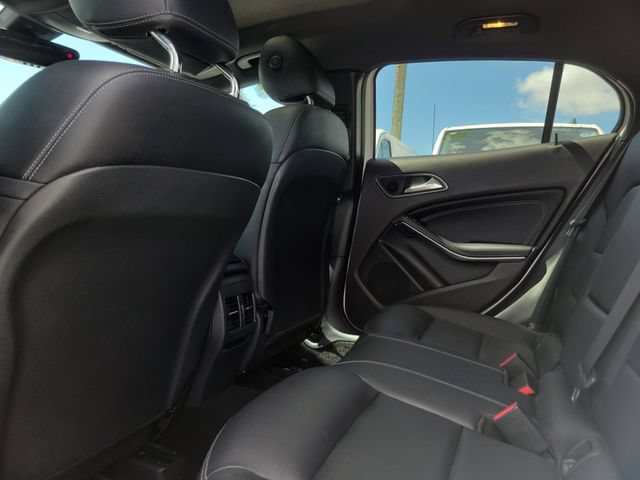 Used 2020 Mercedes-Benz GLA 250 4MATIC w/ Premium Package image 11