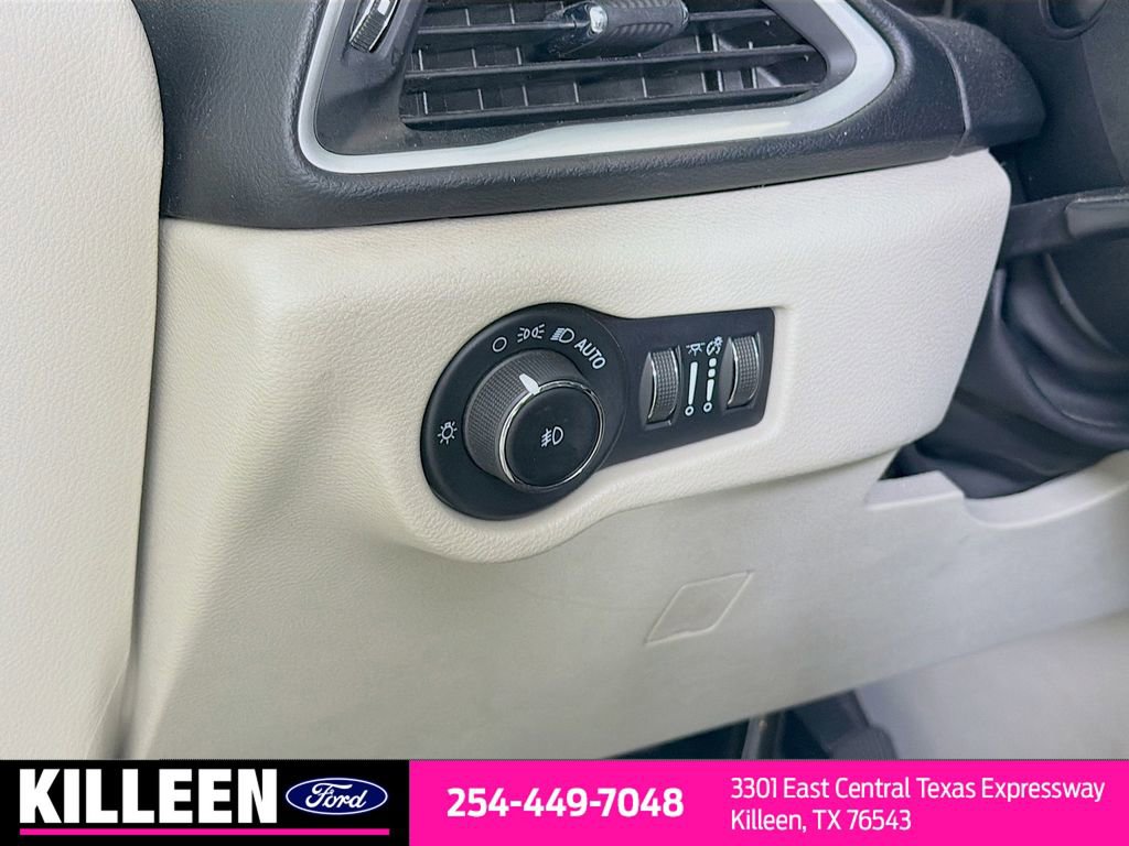 Used 2022 Chrysler Pacifica Touring-L image 10