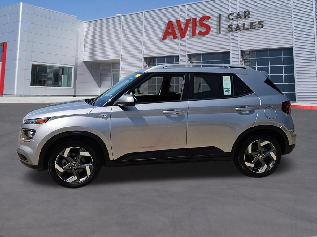 Used 2025 Hyundai Venue SEL FWD image 2