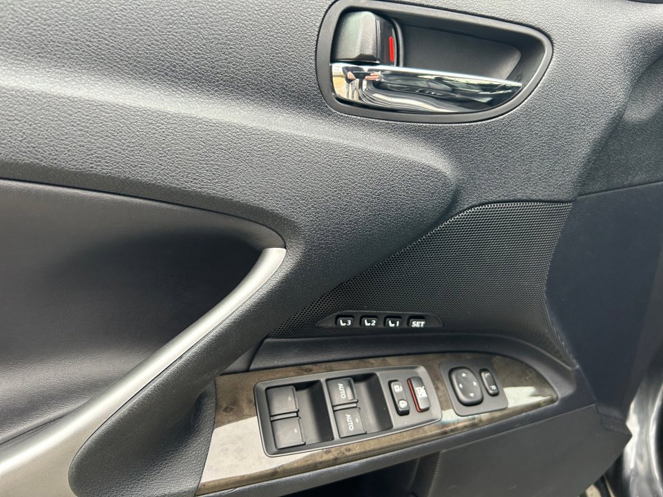 Used 2011 Lexus IS 250C w/ Luxury Pkg image 36