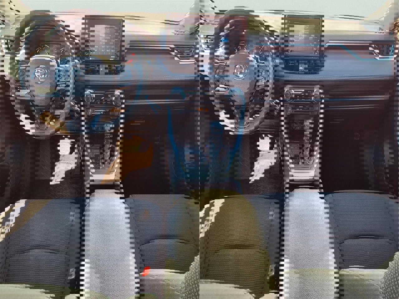 Used 2020 Toyota RAV4 LE image 10