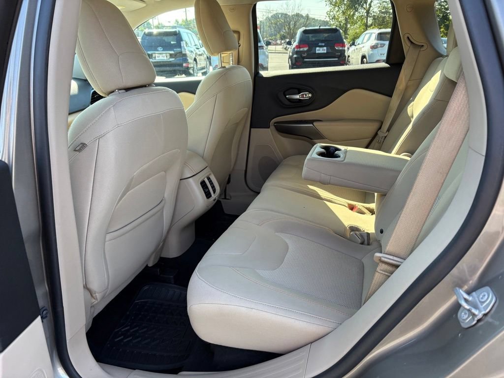 Used 2019 Jeep Cherokee Latitude w/ Popular Appearance Group AWD/4WD image 22