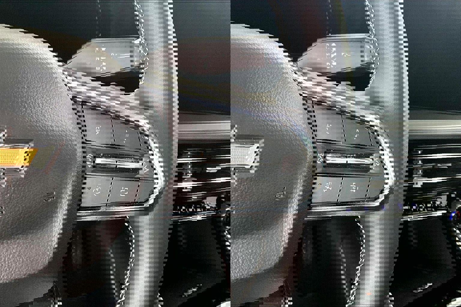 Used 2025 Chevrolet Traverse LT image 12