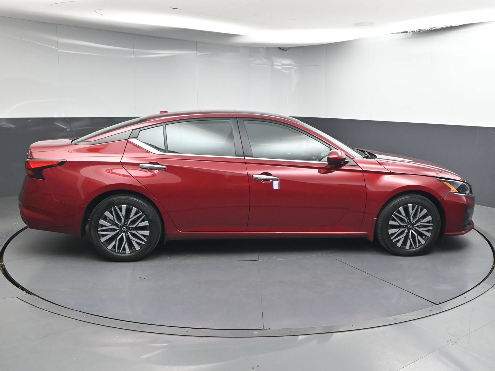 Used 2024 Nissan Altima 2.5 SV w/ SV Premium Package FWD image 8