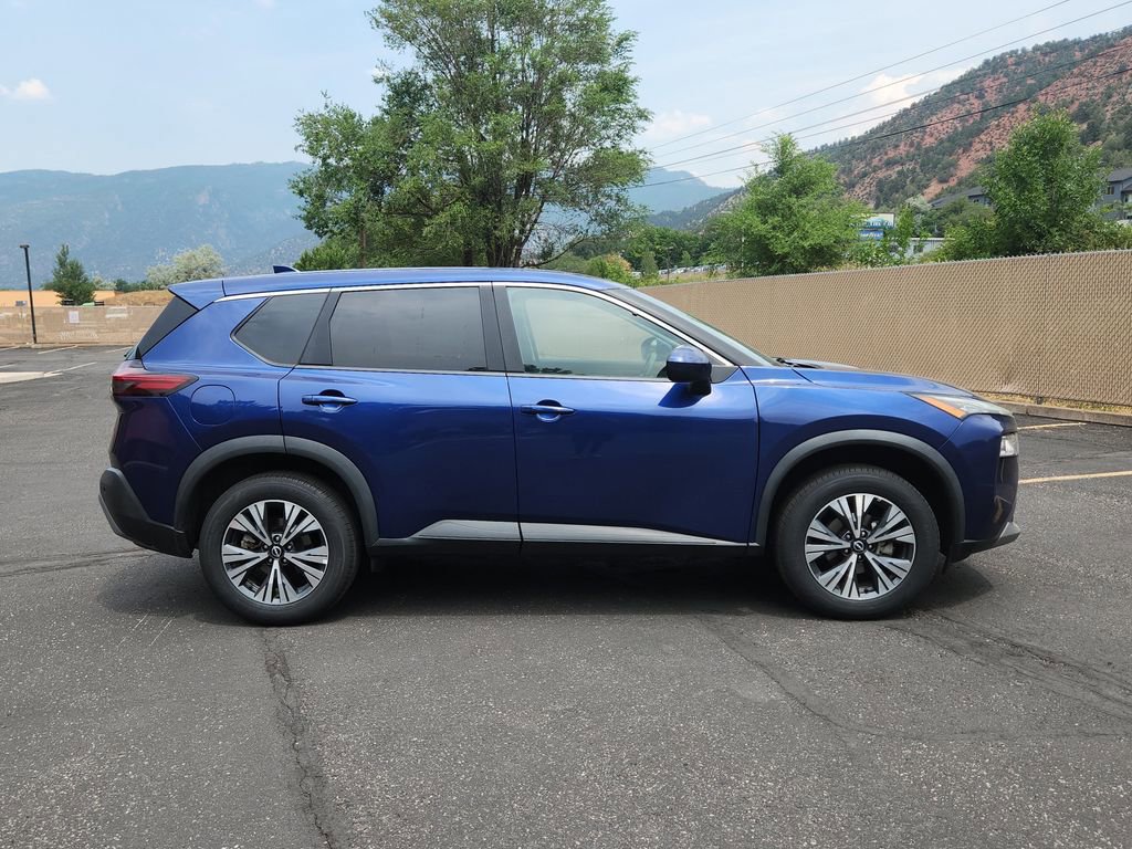 Used 2023 Nissan Rogue SV image 2