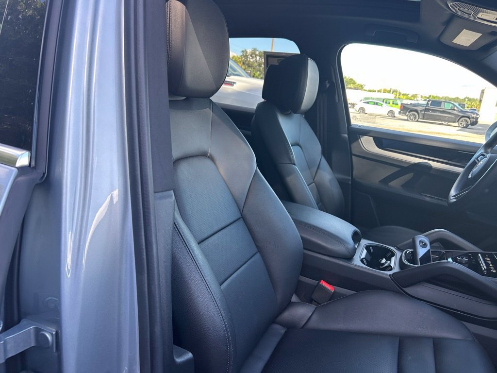 Used 2025 Porsche Cayenne AWD/4WD image 22