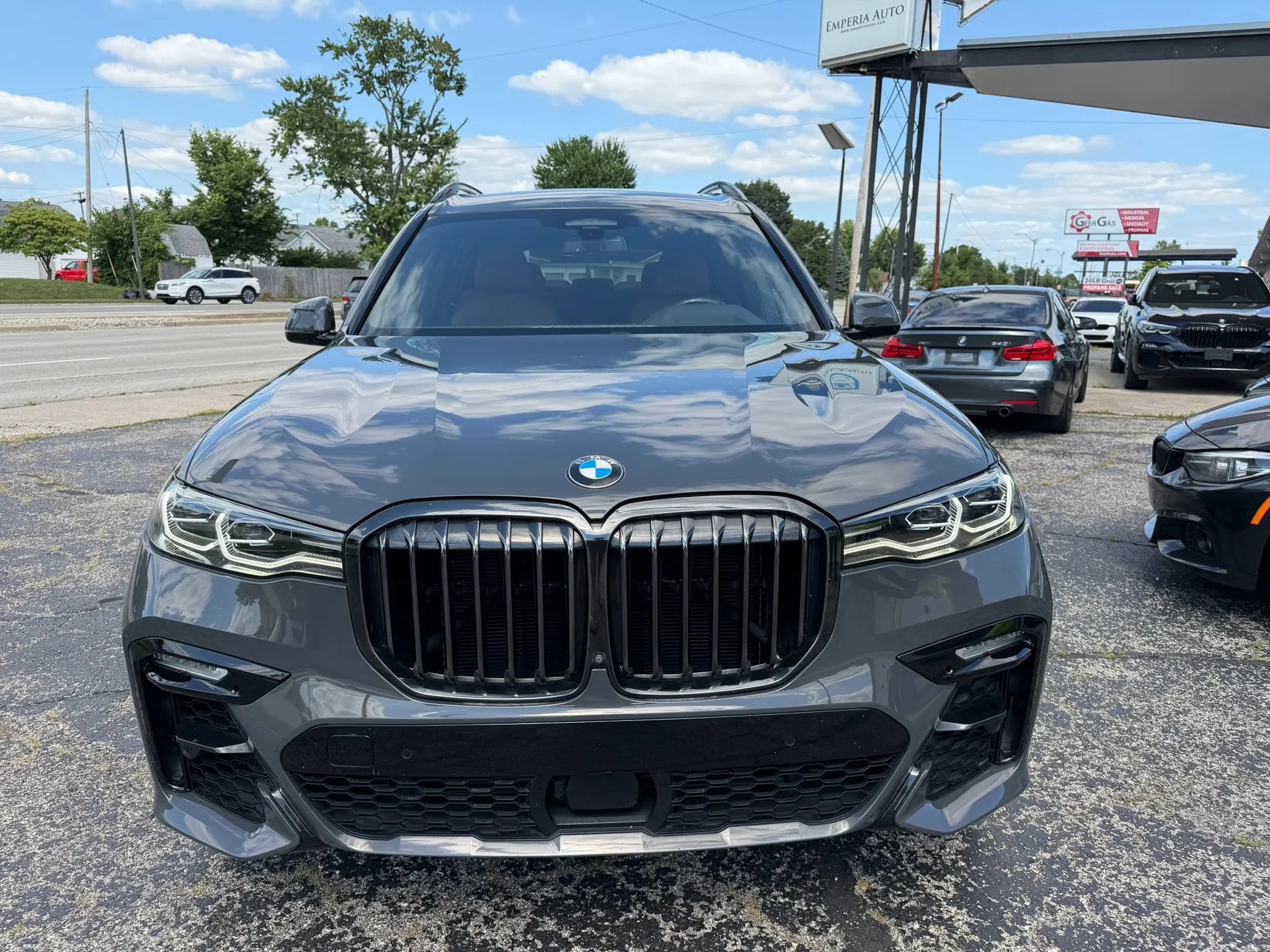 Used 2022 BMW X7 xDrive40i w/ M Sport Package AWD/4WD image 2