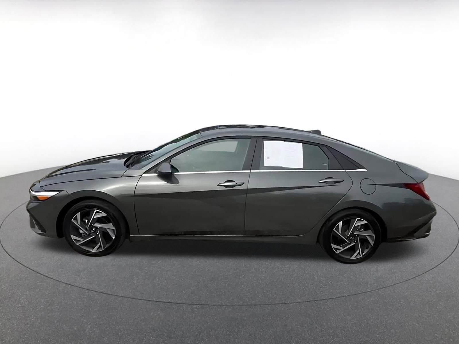 Used 2025 Hyundai Elantra SEL image 9