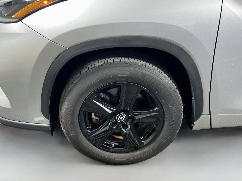 Used 2021 Toyota Highlander LE FWD image 11