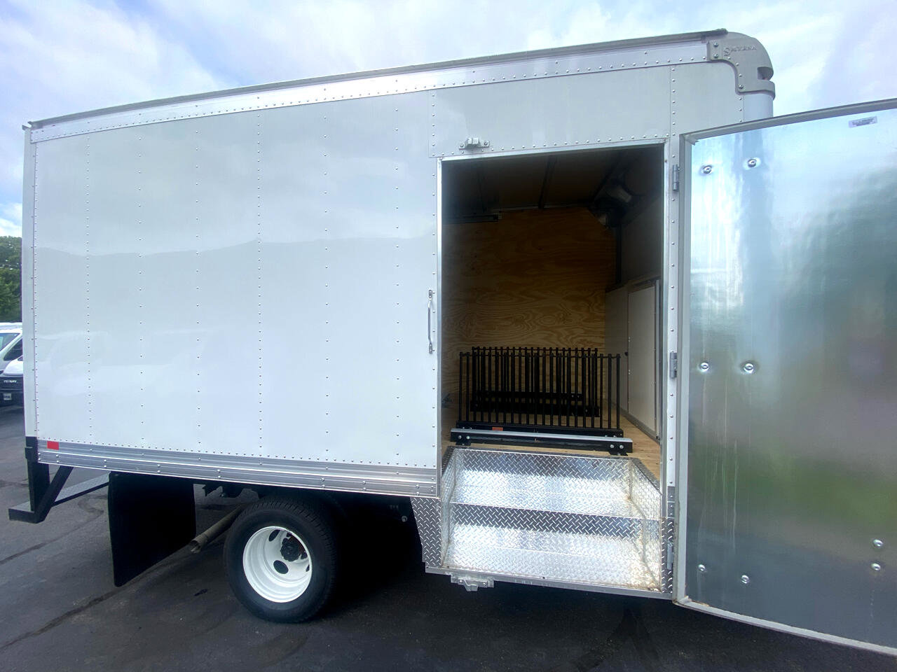 Used 2024 Ford E-350 and Econoline 350 Super Duty w/ Power Windows & Locks Group image 5