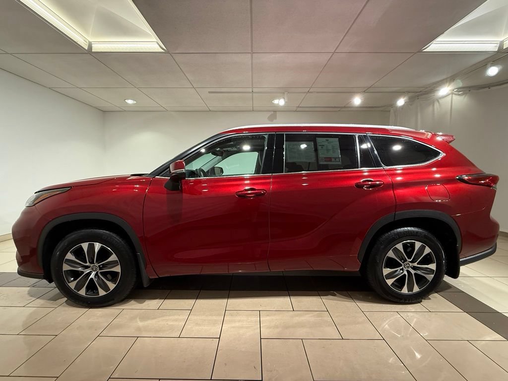 Used 2022 Toyota Highlander XLE AWD/4WD image 2