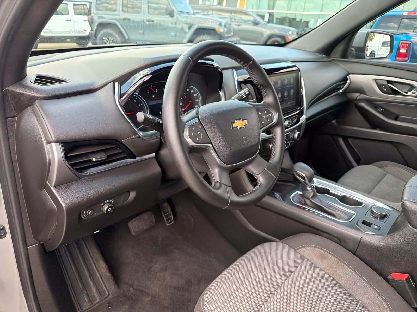 Used 2023 Chevrolet Traverse LT FWD image 12