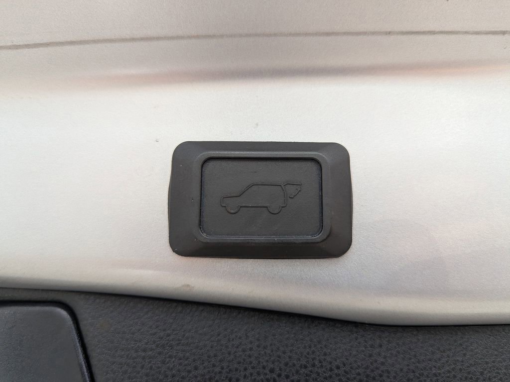 Used 2023 Toyota RAV4 XLE Premium FWD image 9