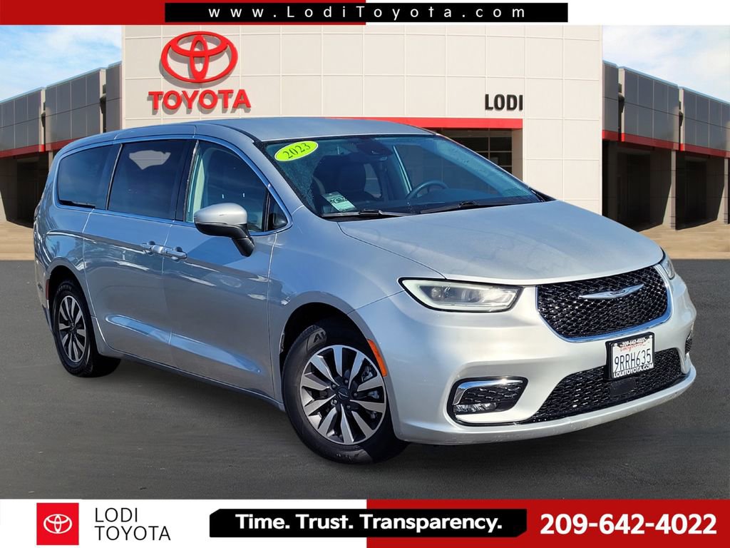 Used 2023 Chrysler Pacifica Touring-L FWD image 1