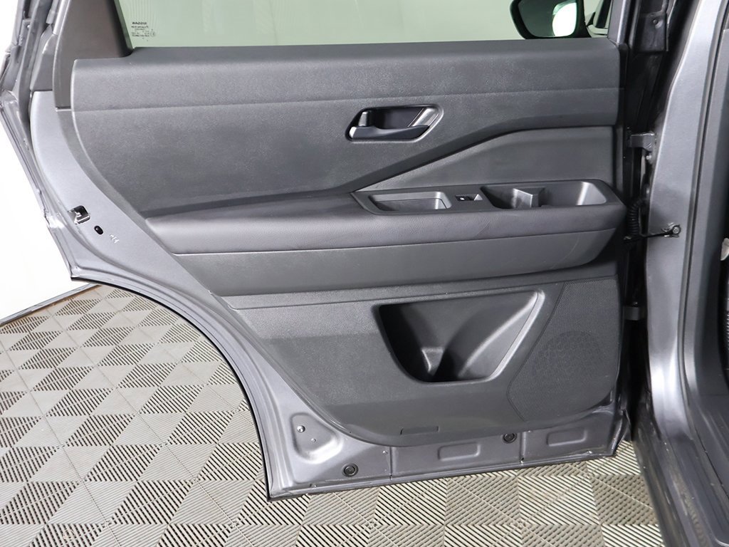 Used 2024 Nissan Pathfinder S image 23