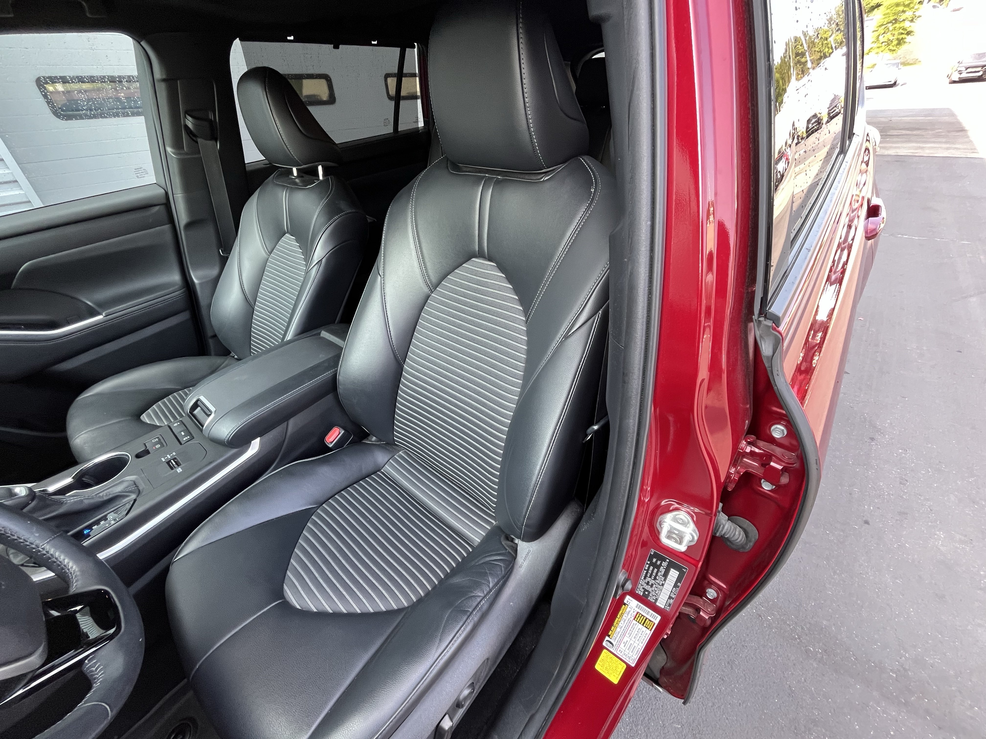 Used 2022 Toyota Highlander XSE FWD image 16